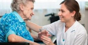 O profissional que cuida do idoso deve ser prestativo e responsável