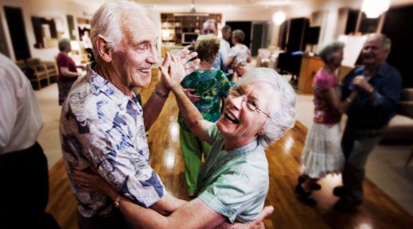 Os bailes de terceira idade beneficiam os idosos em questão de saúde, mentalmente e fisicamente.